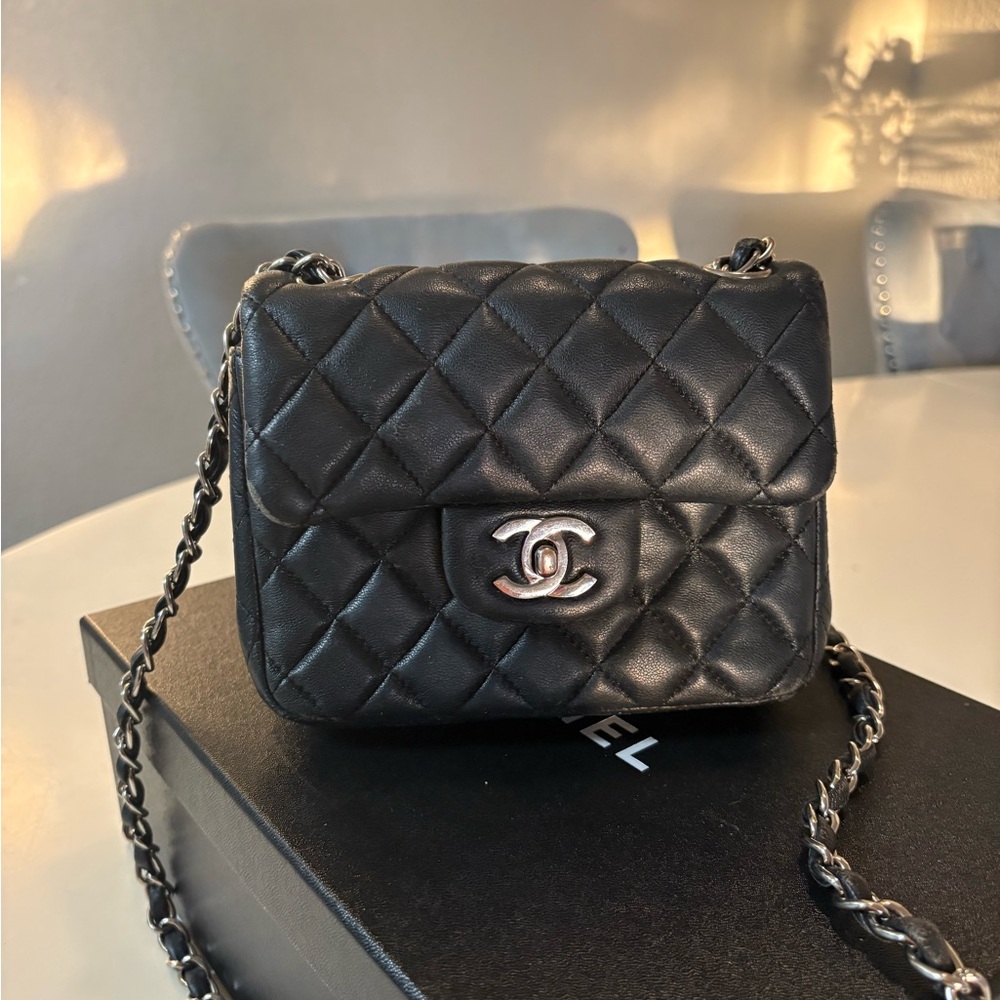 Authentic Chanel mini square vintage bag.
Fair condition!!